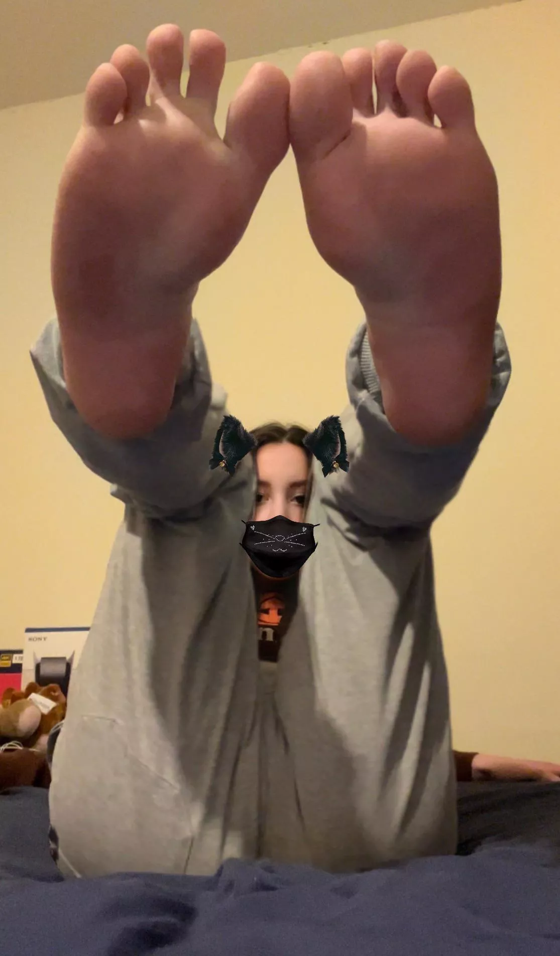 Can you hold my feet up