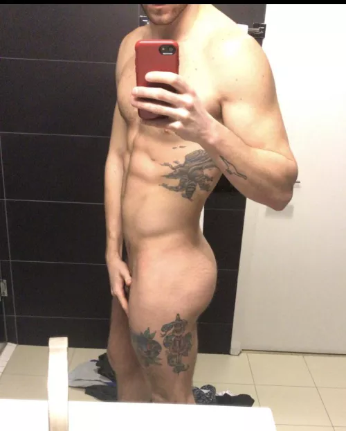 Happy hump day boys 🍑 would you grab it?