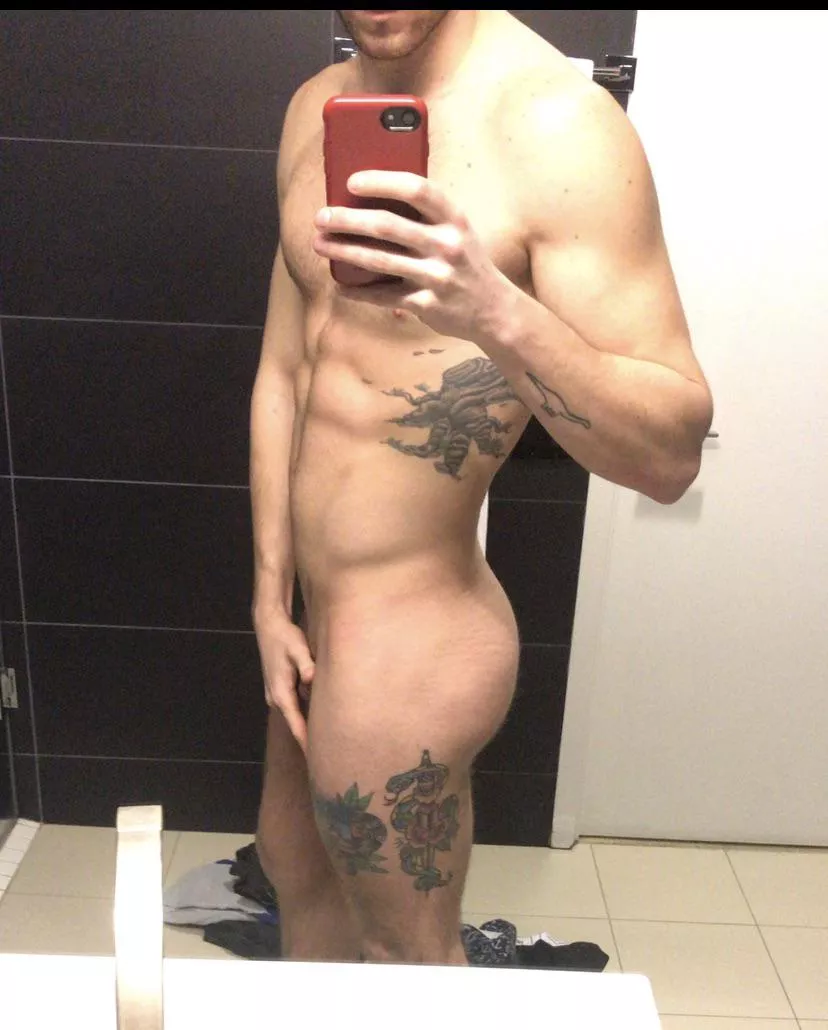 Happy hump day boys 🍑 would you grab it?