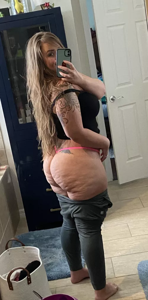 Happy Humpday (f) 41 thick curves