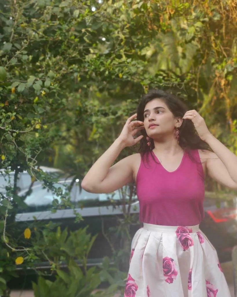 Is it just me or do you see the lines too? What kind of bra do you think it is?