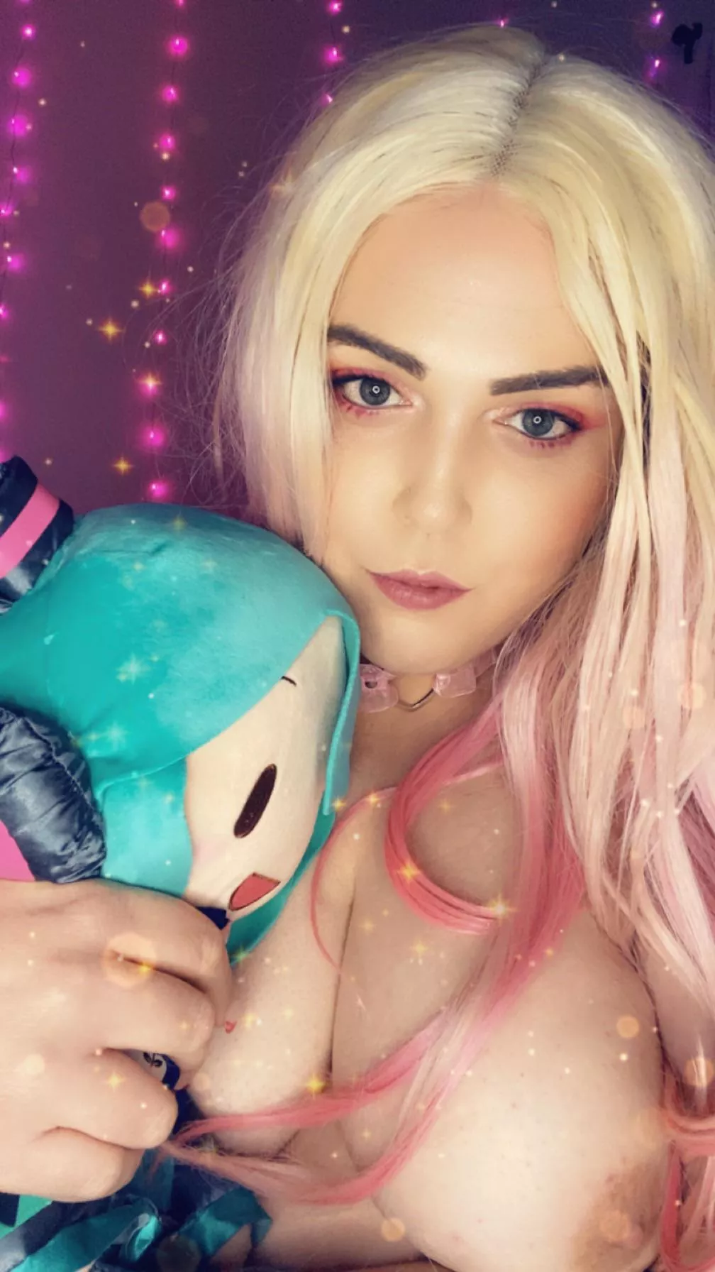 Miku is mesmerized, are you?😈