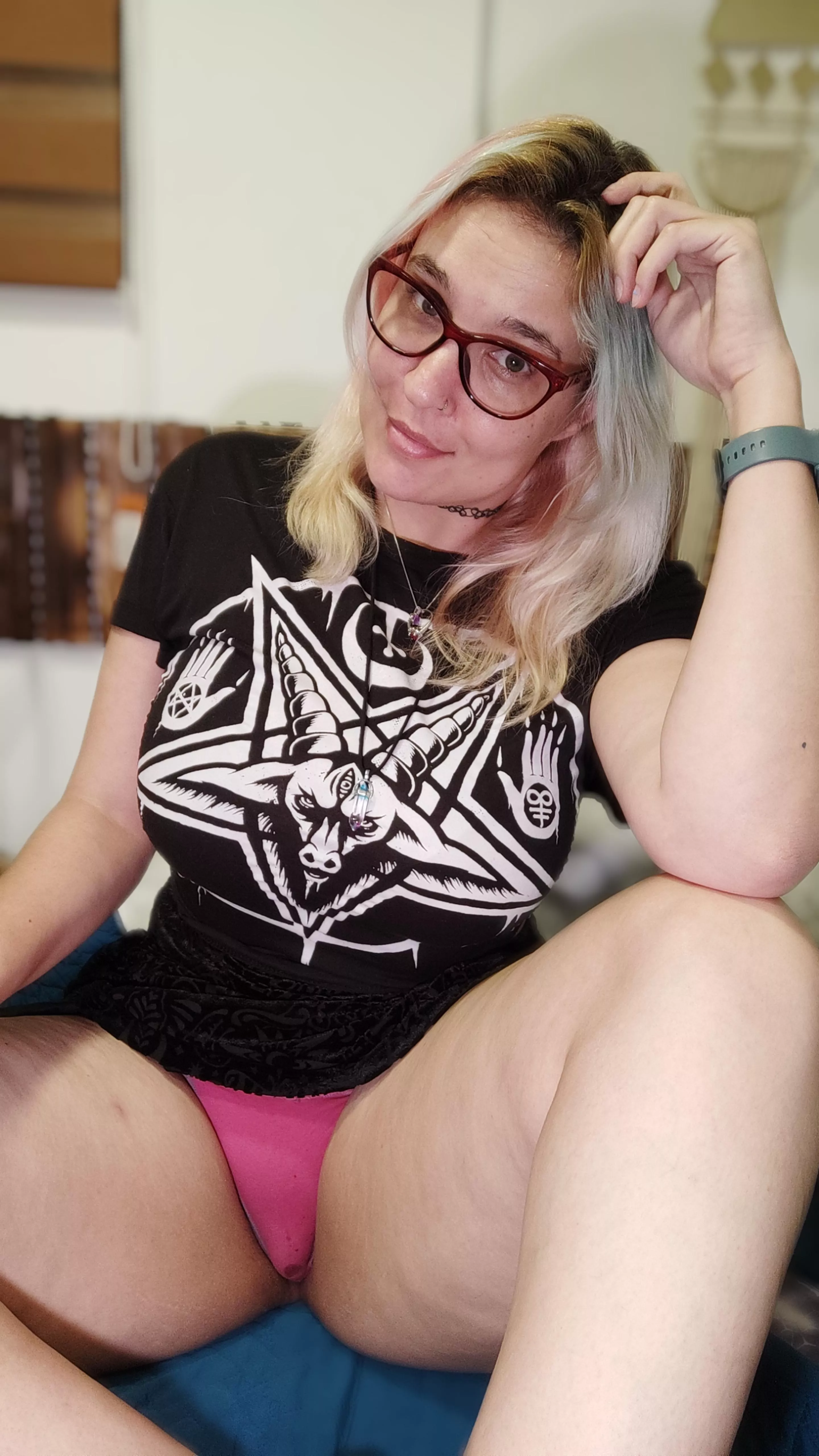 Milf with no make-up and wet pussy