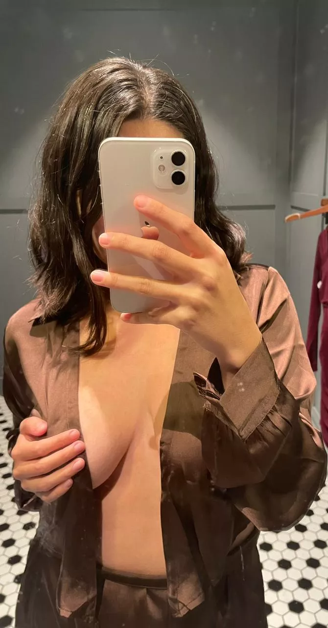 My type... A guy that fucks me Raw and cum all over my tits