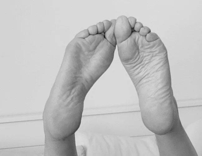 Quelqu'un voudrait bien me masser les pieds ?