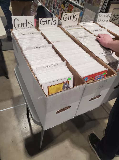 This dealer at C2E2 knows what's up [C2E2 4-1-23]