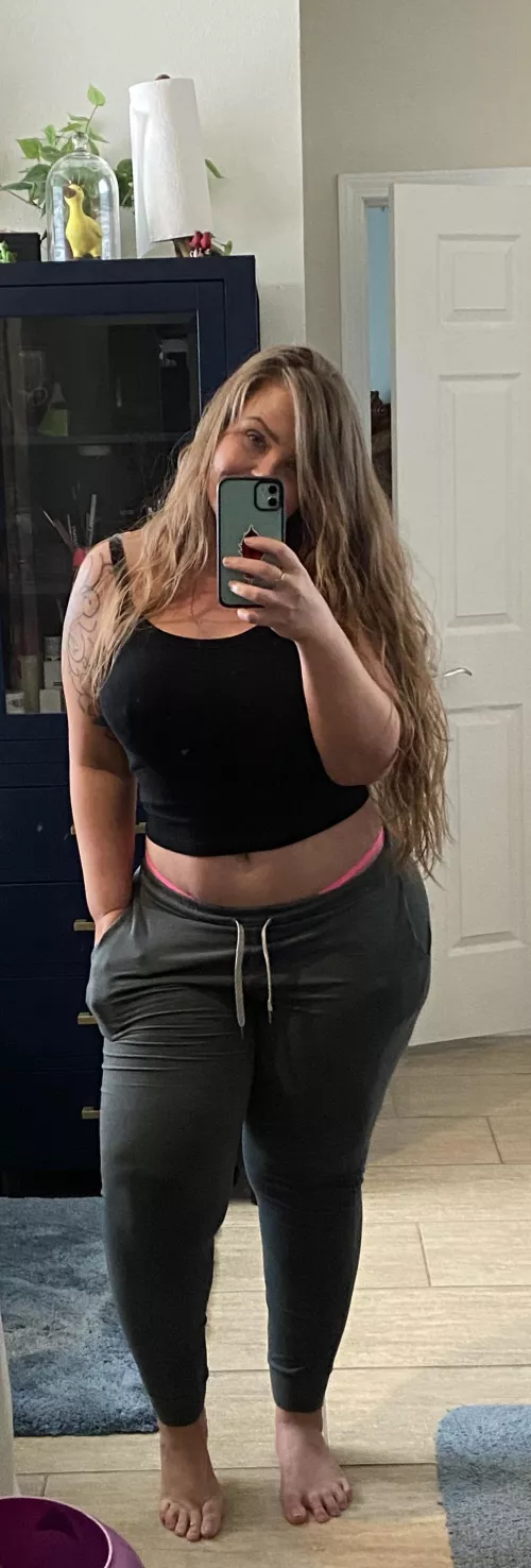 Curvy girls like crops tips too (f)