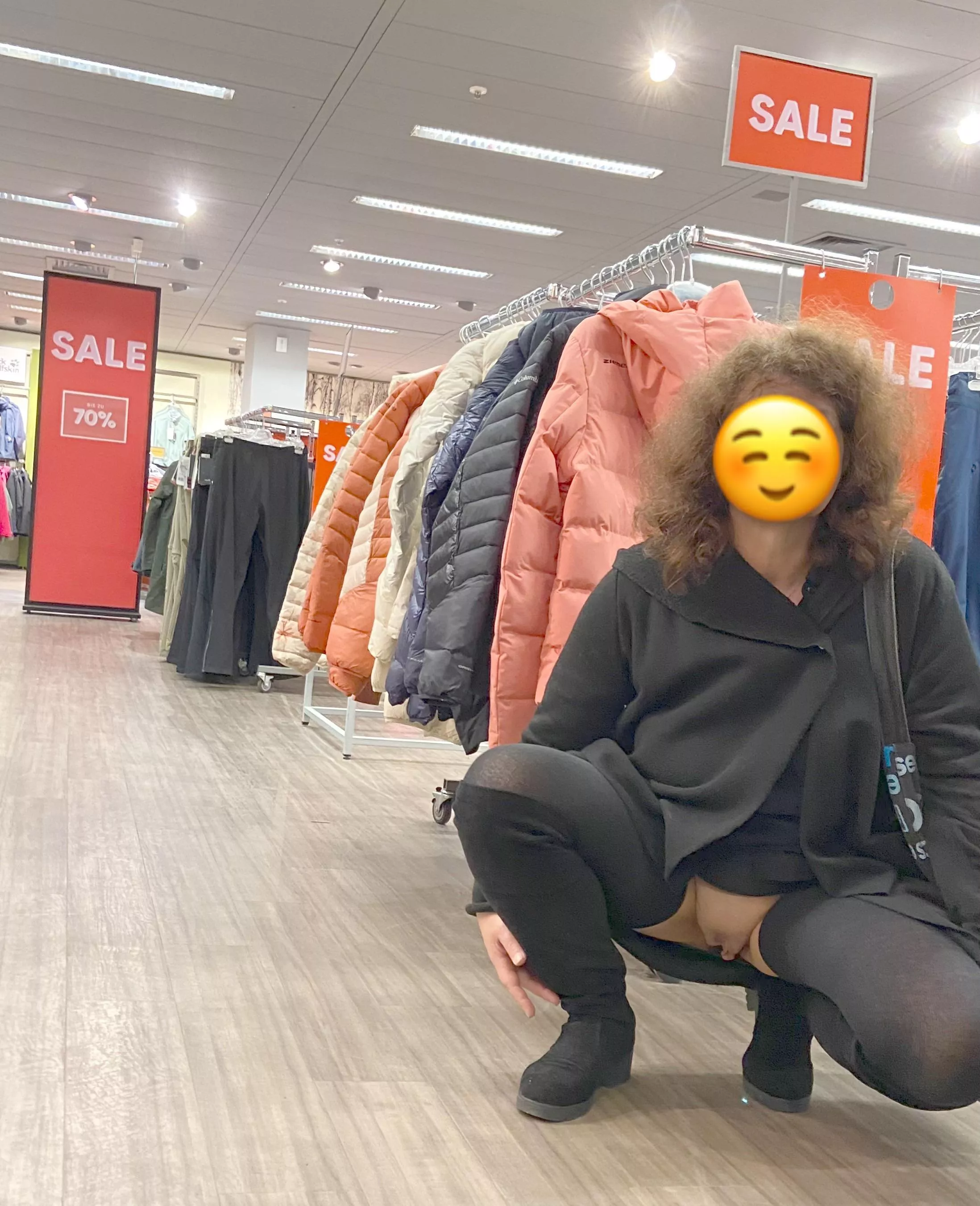 (f) next flash at Shoppingmall