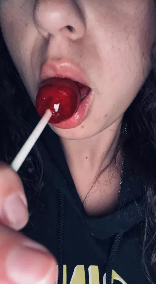 I want to start a lollipop kink where you pay to watch me suck my lollipop 😏🍭