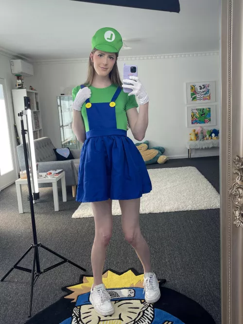 luigi but he's a cute femboy 😊