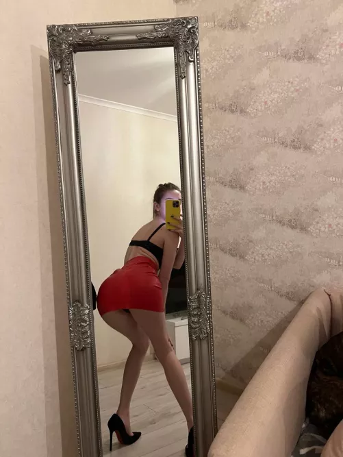 My butt love tight skirts🤭