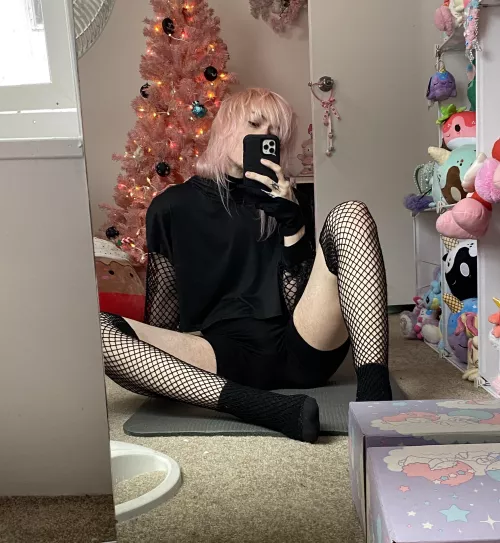 *needs more fishnet*