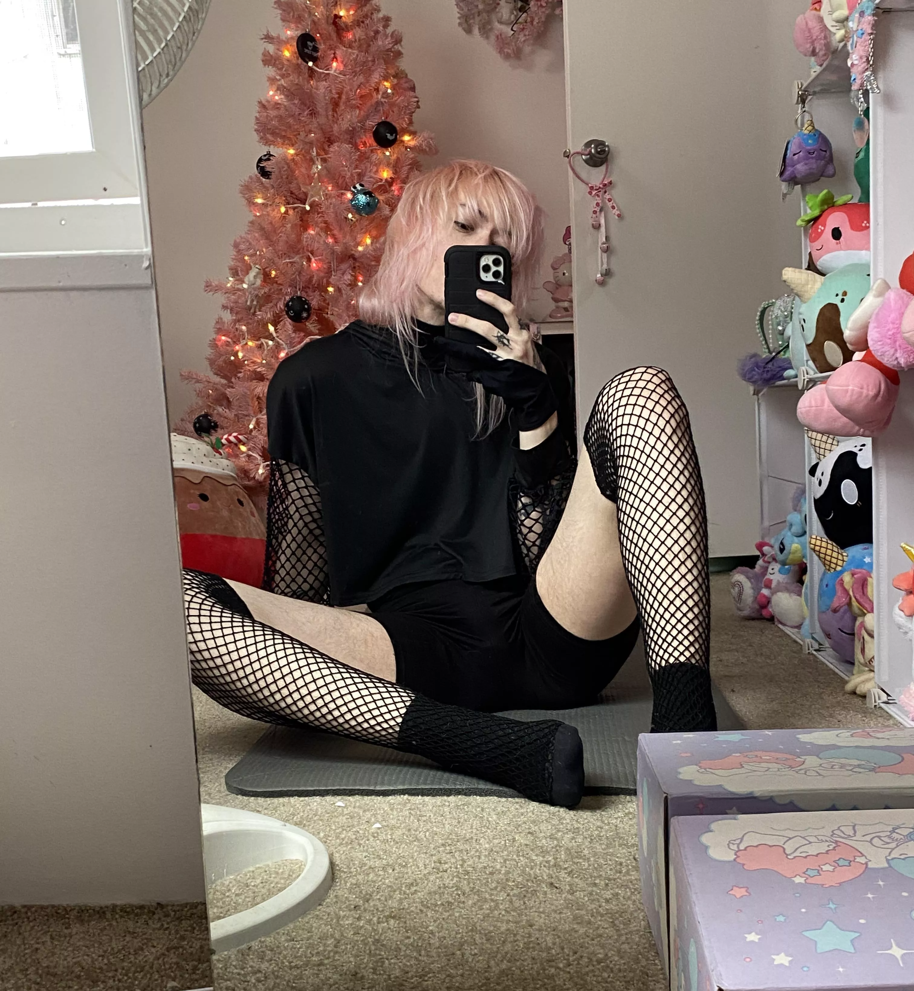 *needs more fishnet*