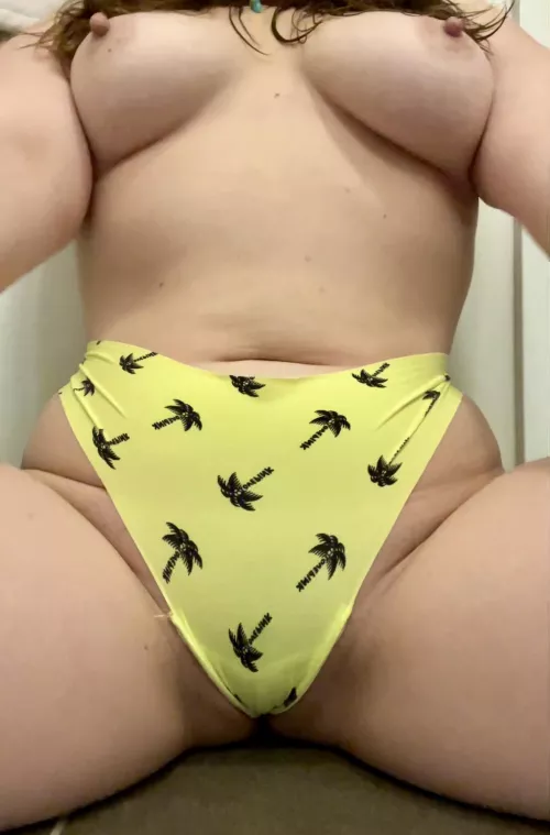 [selling] [USA] the warm weather is close and I’m feeling tropical! Kick back and take a rest under my palm tree