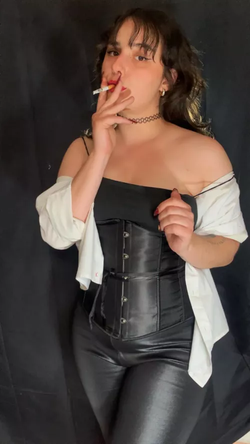Smoking in my black outfit 🖤