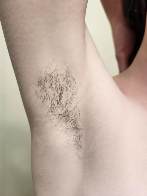 Stinky female mechanic is ready to put on her tank tops for the season