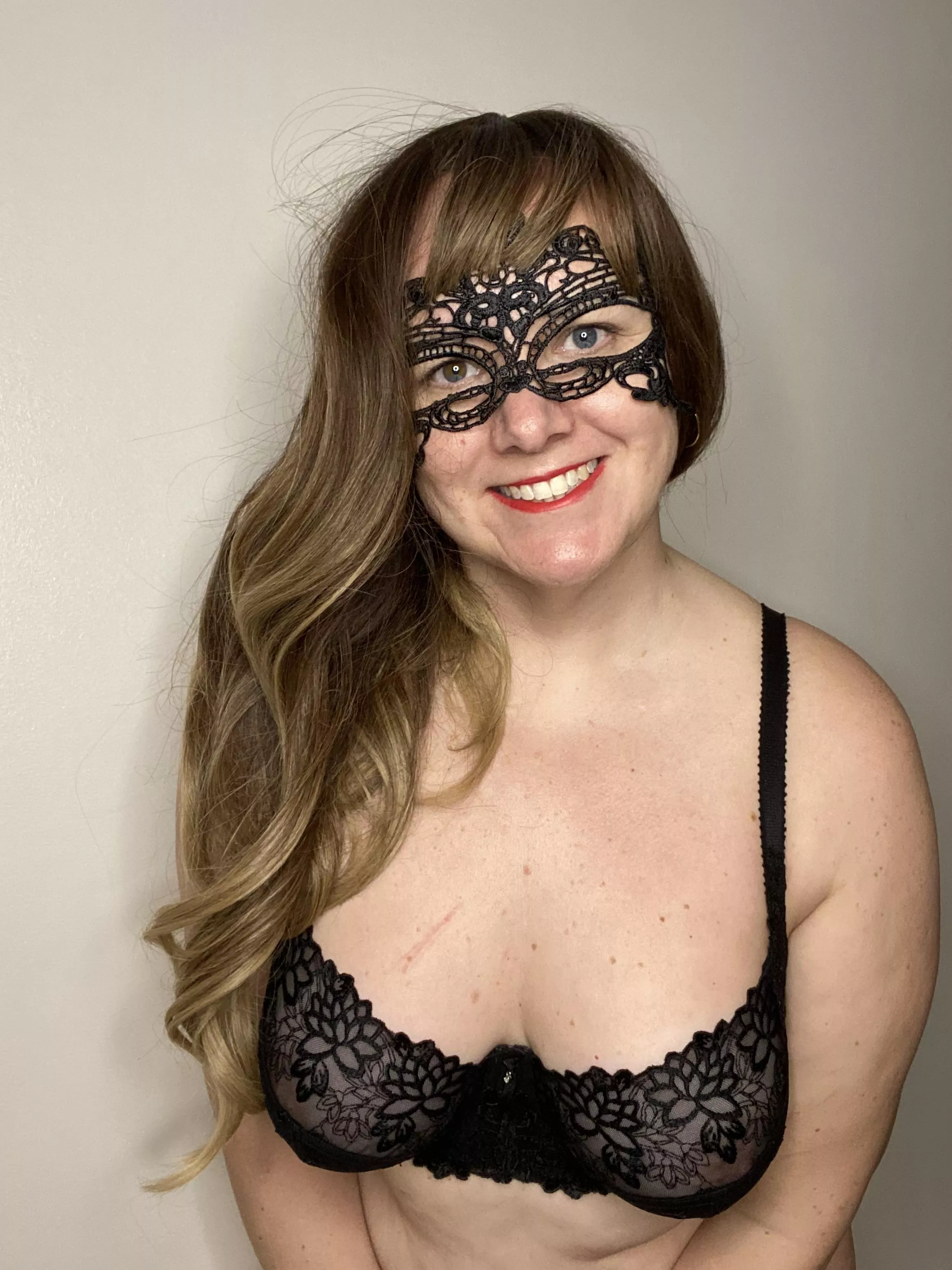 The sun is shining, I'm smiling, and I have my sexy black bra on, today is a good day 😘