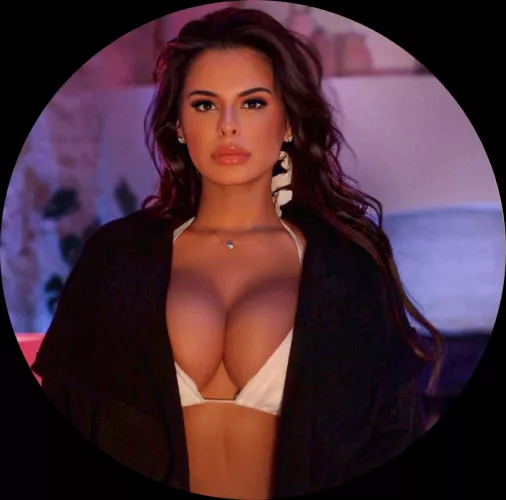 What a goddess ... pure perfection!!! 🥰