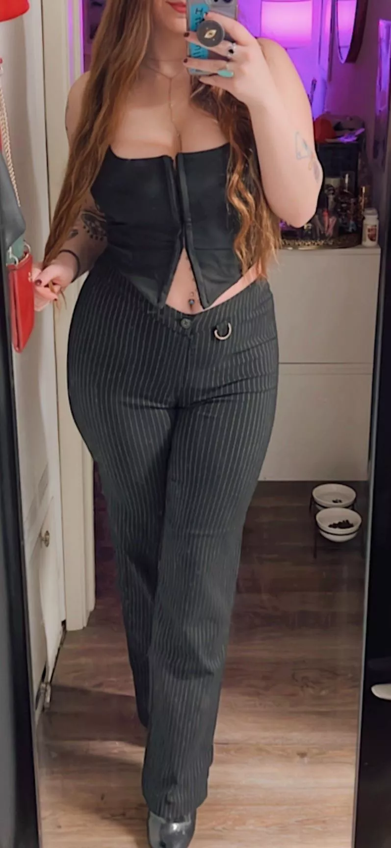 When the clothes show off the curves 😉 [F]