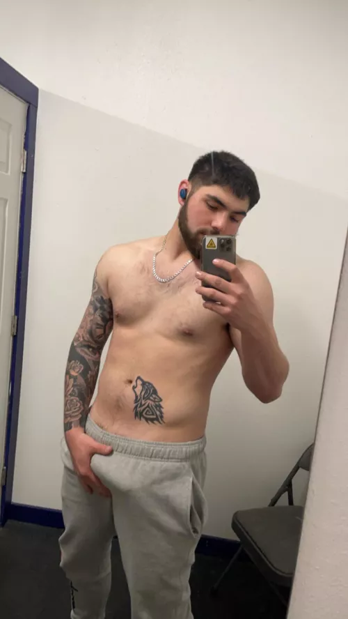 Who doesn’t love a grey sweats dickprint😌