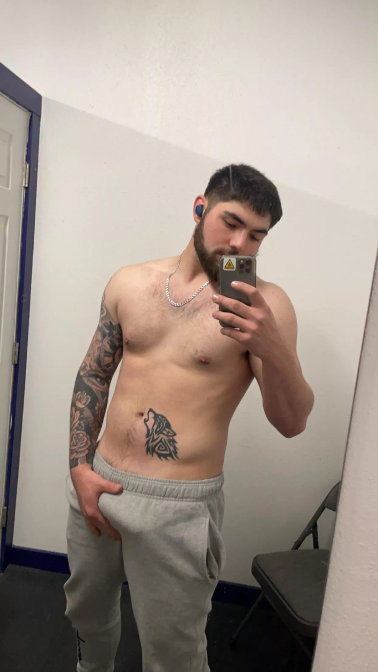 Who doesn’t love a grey sweats dickprint😌