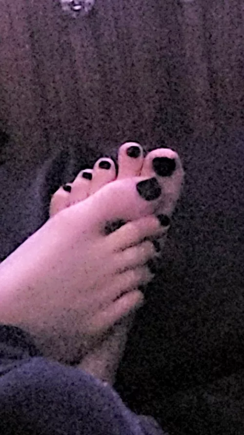 You like mommy's pretty painted toes? 😏🖤