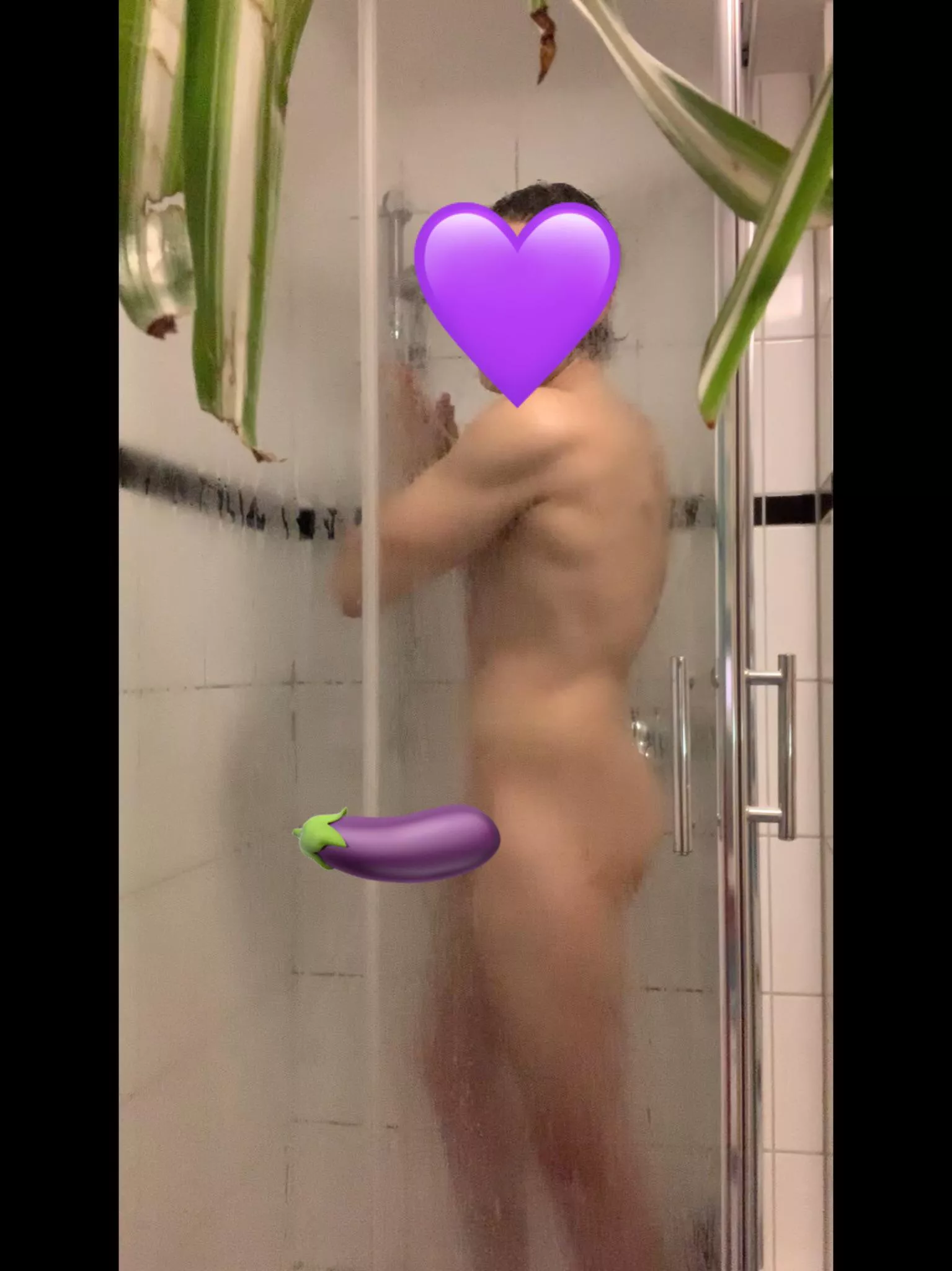 [20] shower with me😘