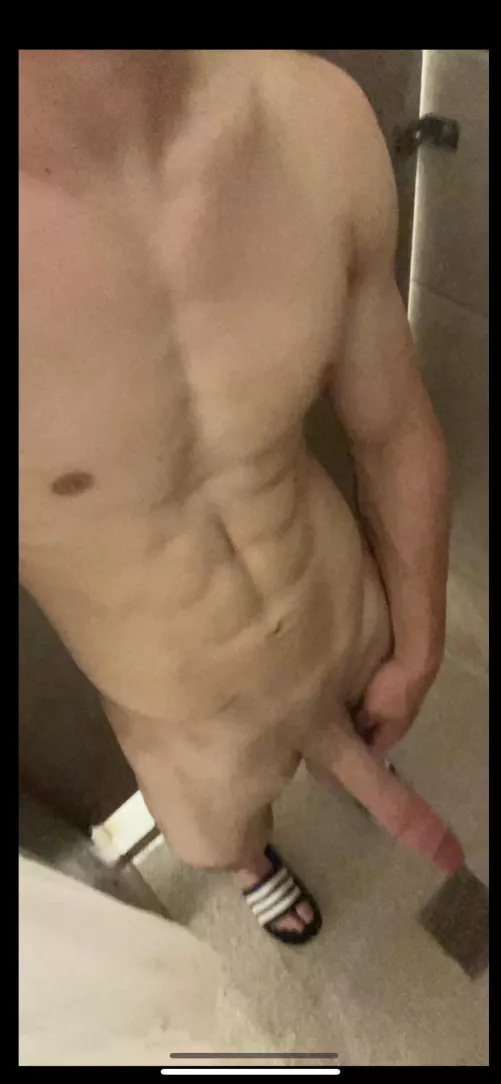 21 USA abs and hung. If you’re fit send a pic and snap name. Also getting sucked by buddy on cam if you’re hot