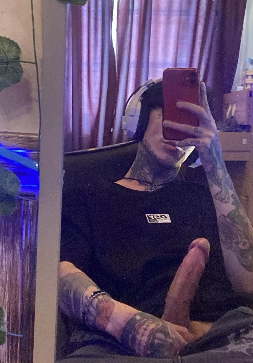 Am I the only one who smokes while jerk? (21)