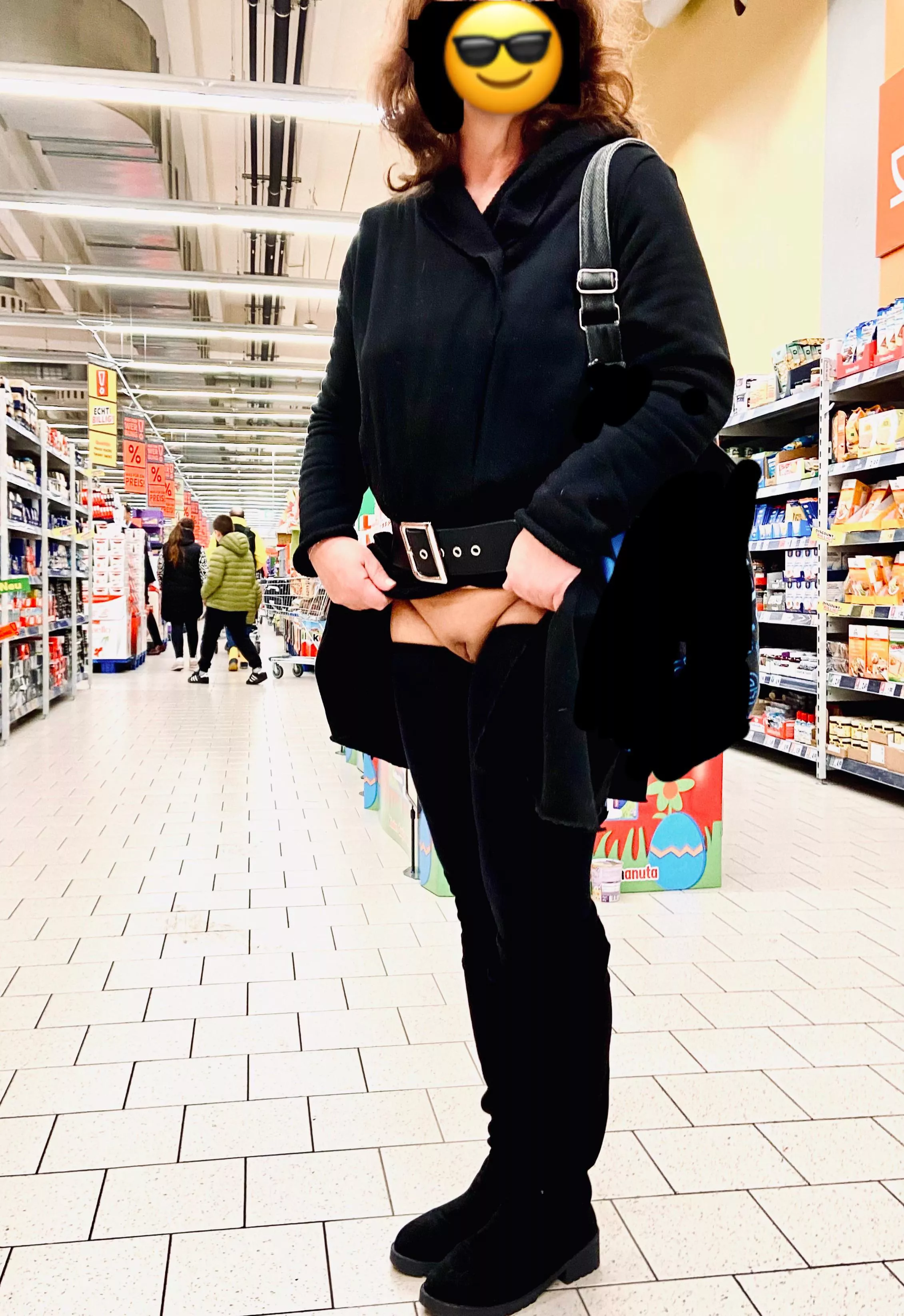 (f) at the Supermarket. quickly flashed.