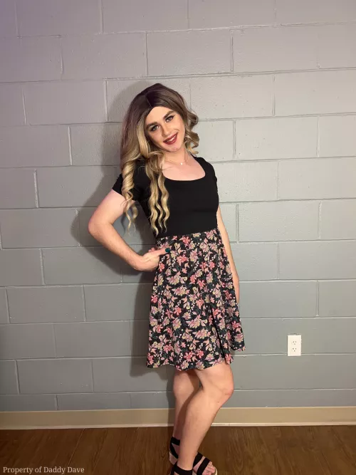 Henry's roommate is out for the week, which means it's time for sissy slut Rose to come out and play 😏