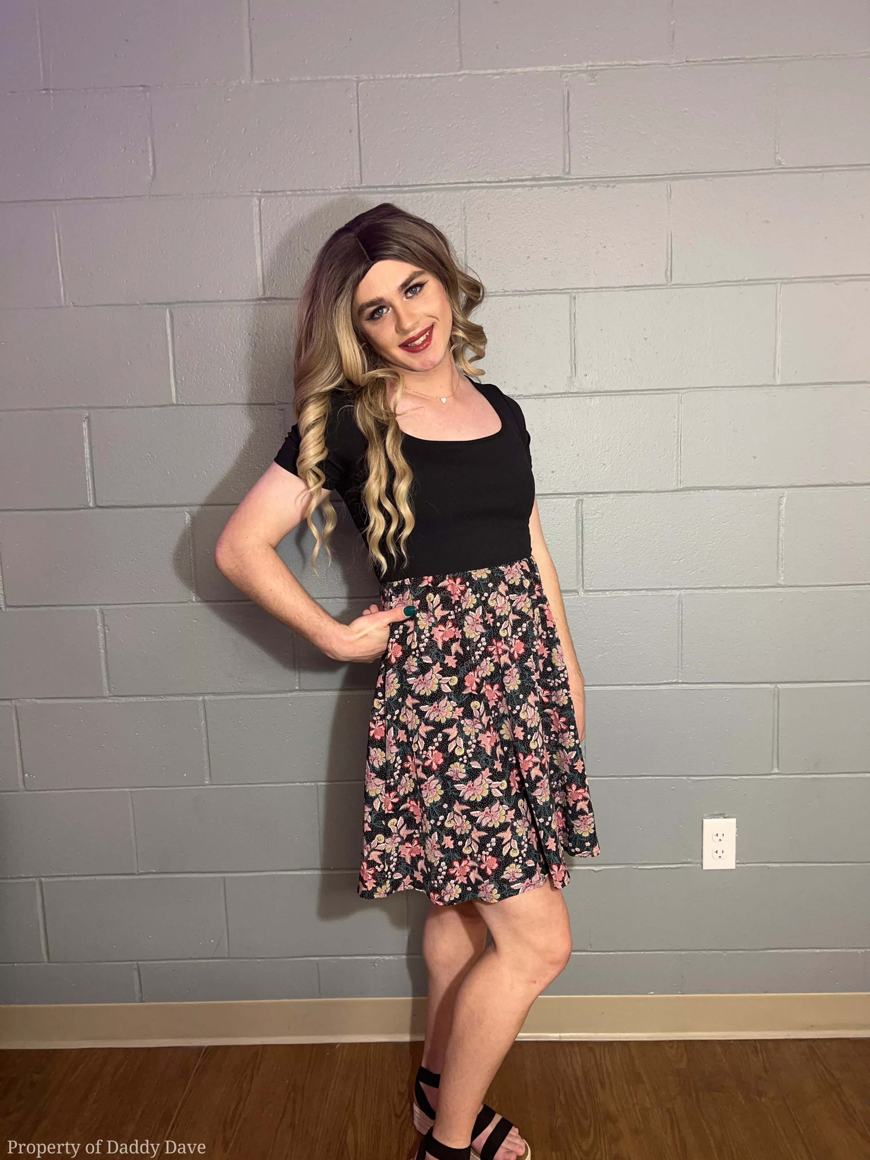 Henry's roommate is out for the week, which means it's time for sissy slut Rose to come out and play 😏