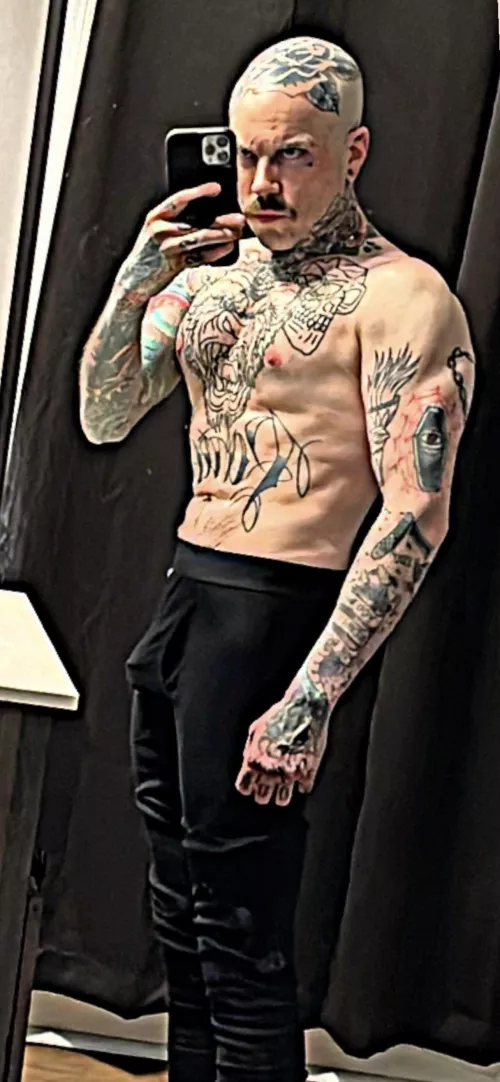 My apologies to all the boys hitting me up but I’m for the ladies. Do any actually follow this page? 😂