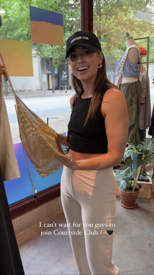 Rad with no bra 😏