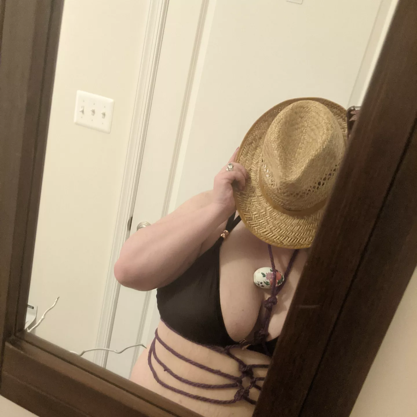 Calling all rope bunnies and riggers: you are cordially invited to join this rope bunny 🪢🐰 for a shibari/kinbaku themed Easter egg 🥚 hunt.