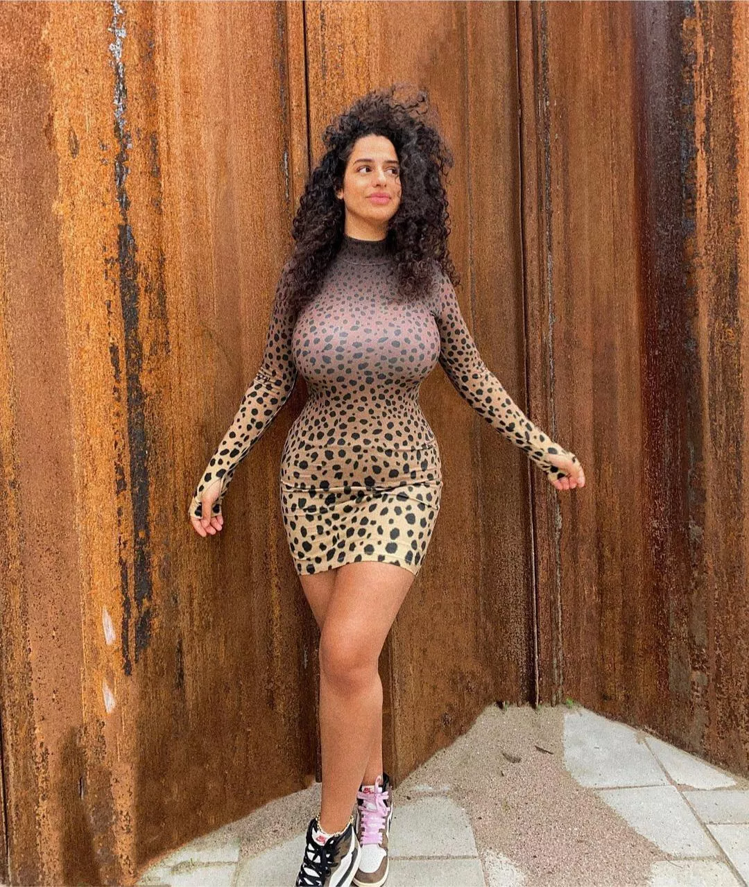 Do not check her laces