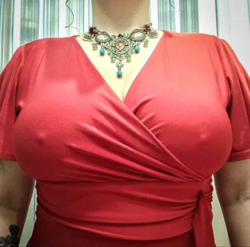 Do you like the girls in red? Hehe ❤️