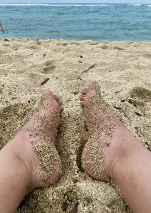 Get on your knees and start licking all the sand away, I want my feet squeaky clean… don’t forget to lick in between the toes😈 Happy foot fetish Friday💜