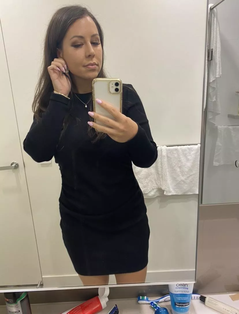 I heard some of ya'll like women in tight dresses in this group? Xo [OC]