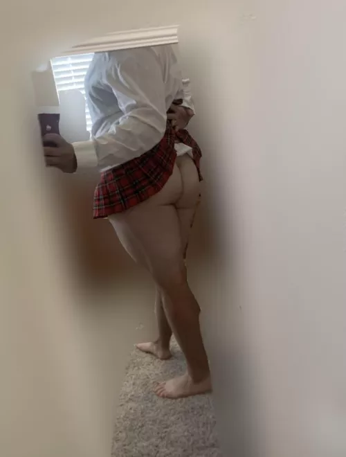 Mistress loved to dress me in her skirt :)