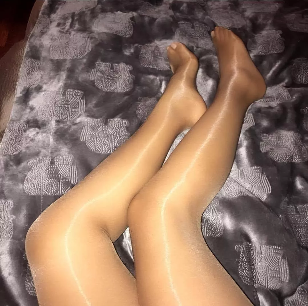 Shiny tights in bed ✨