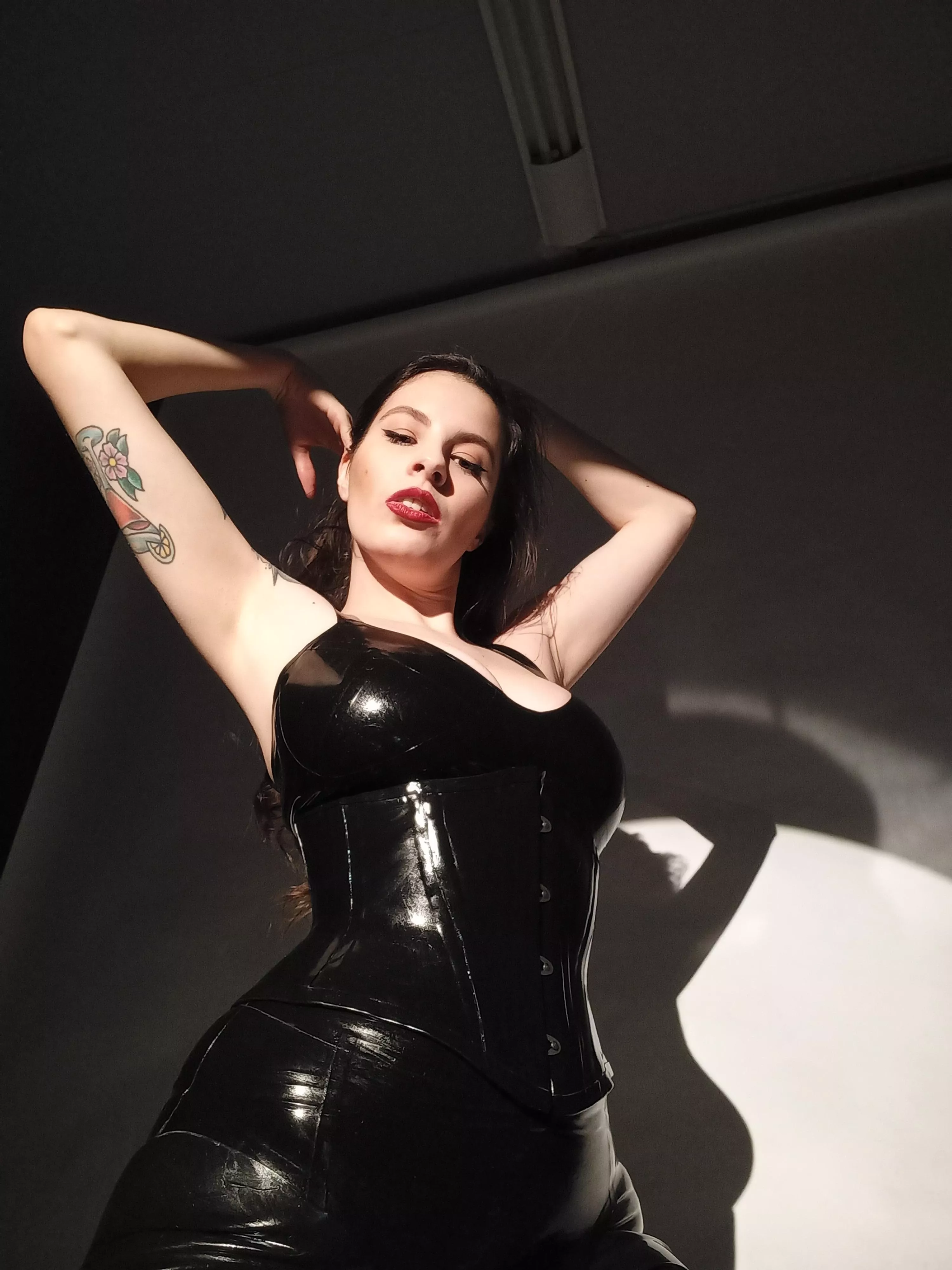 Wanna taste the rubber of my armpits?