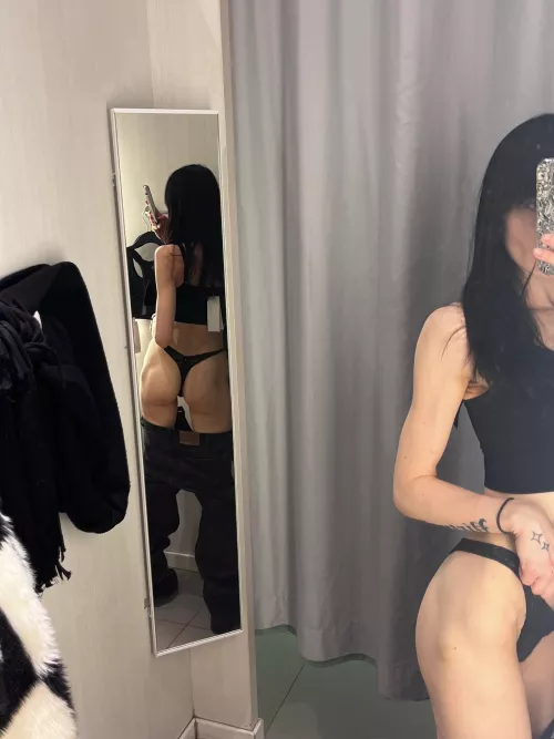 What would you do if you found me in the dressing room like this?🥰