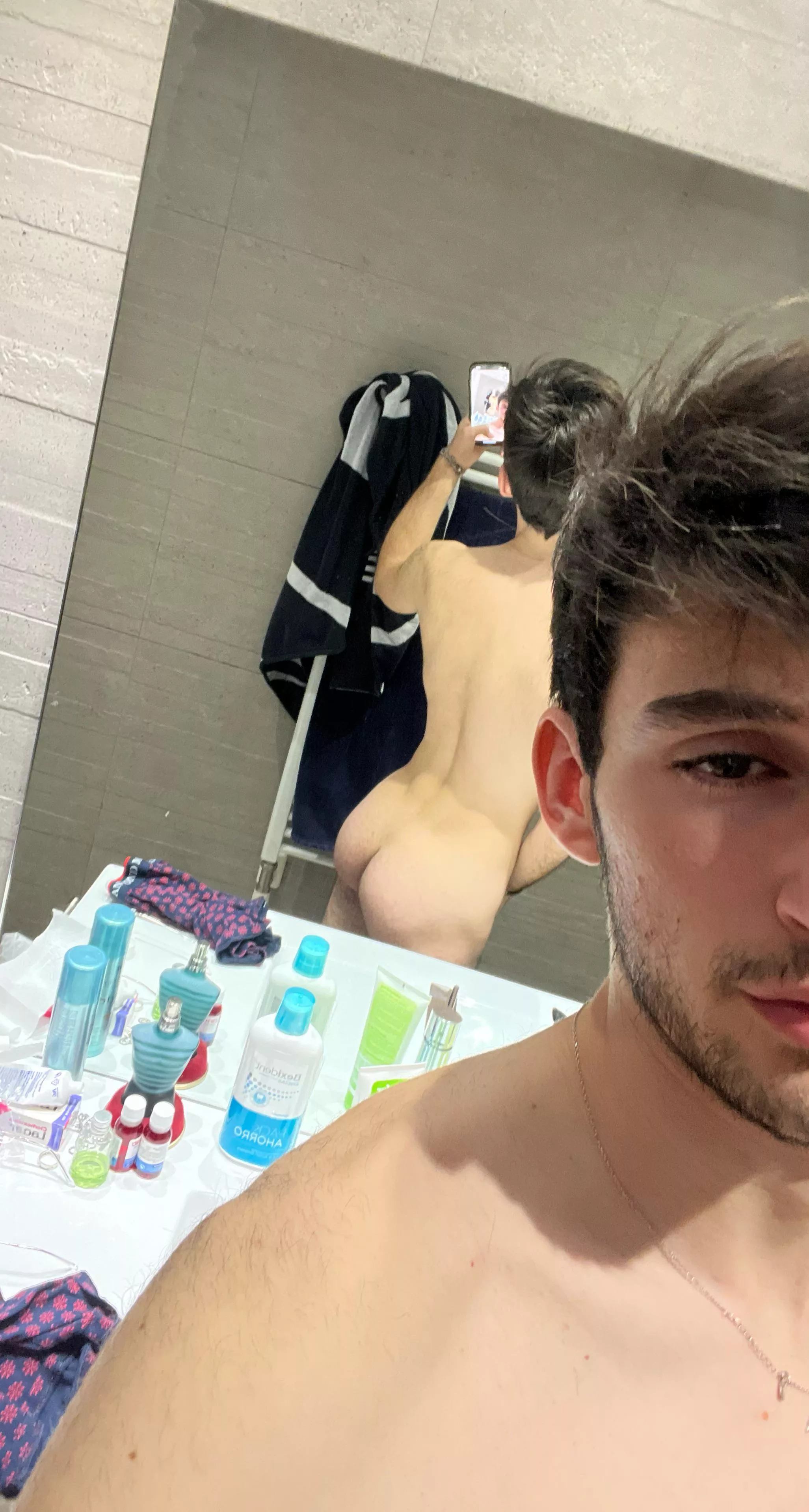 19 spanish fit looking for abs and big bulges hmu with pic @chsa03