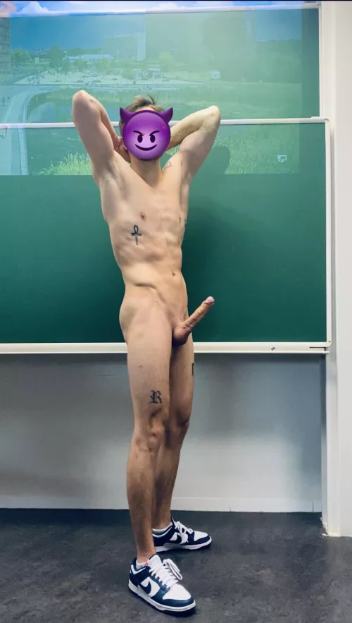 2 horny for school 😅