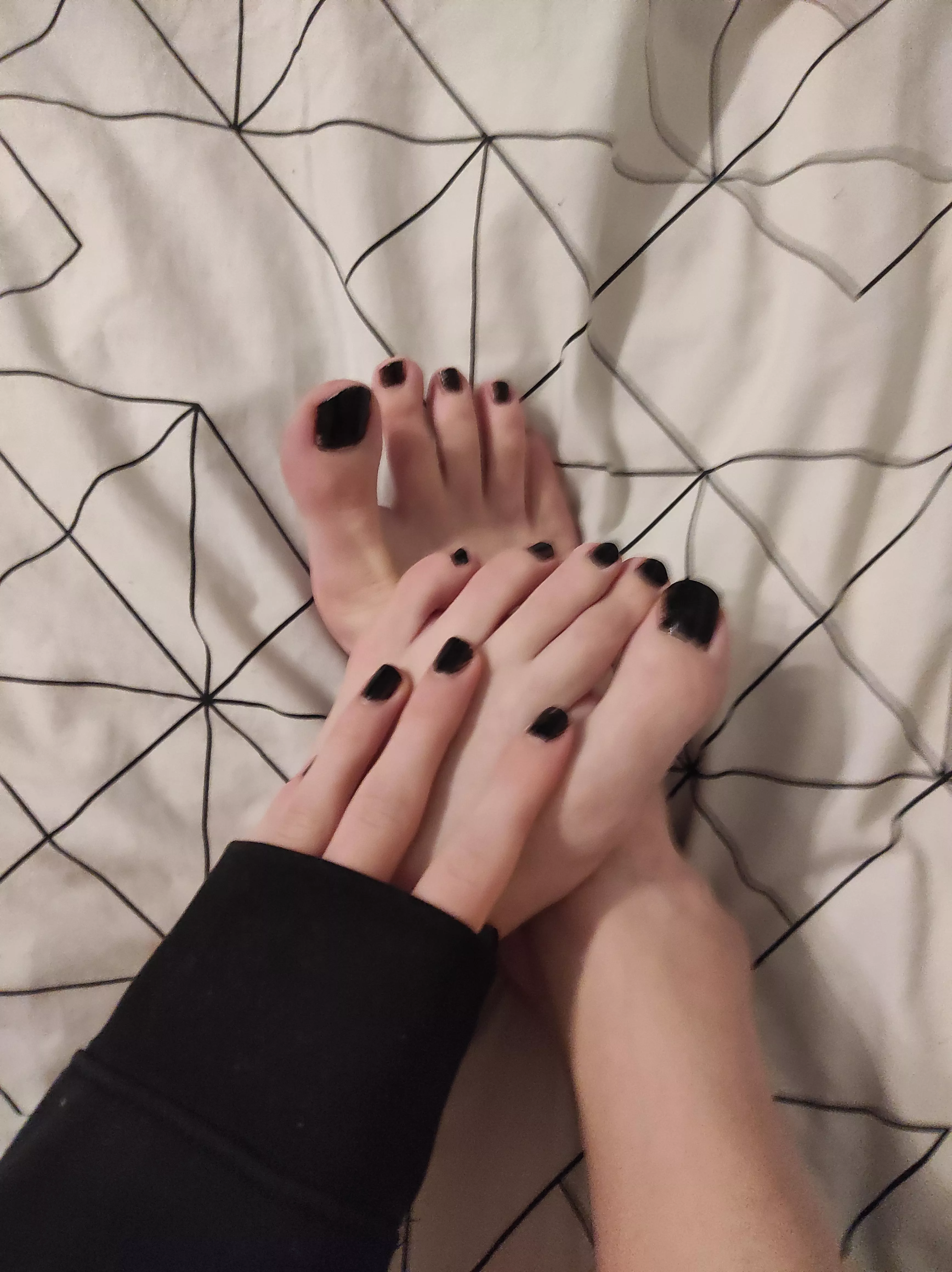 Anyone a fan of black nail polish? 🖤