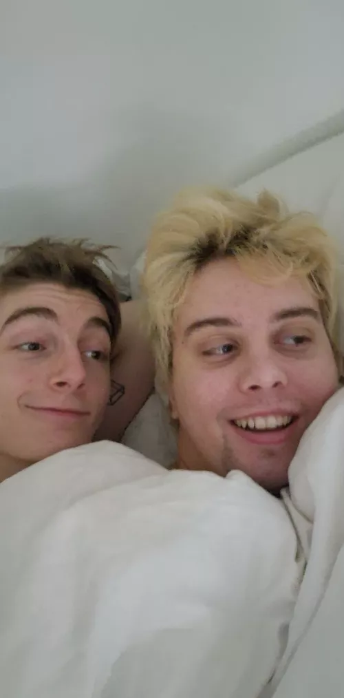 Boyfriend and I need gaymer friends on discord - hit us up! (I'm the one on the left)