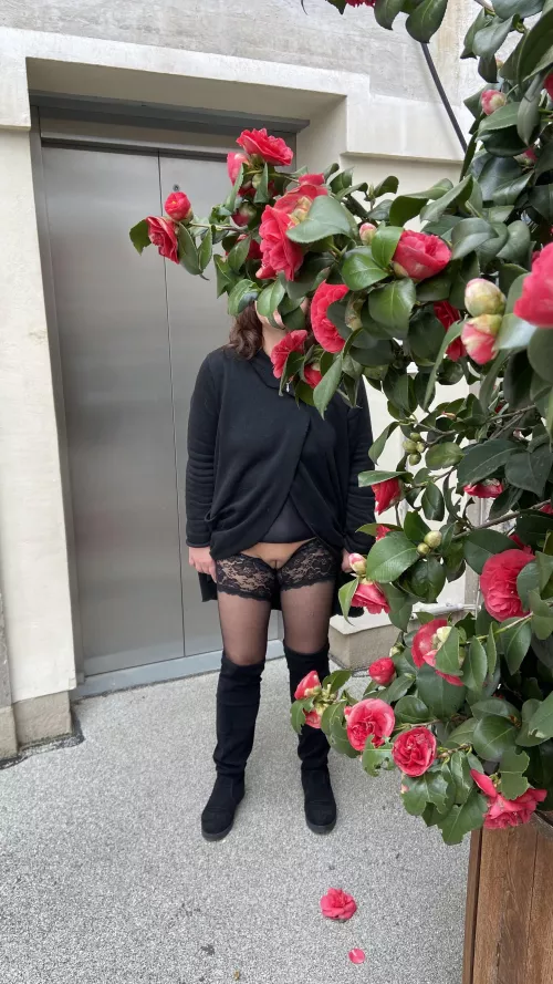 (F) i loves the roses and my pussy out for every