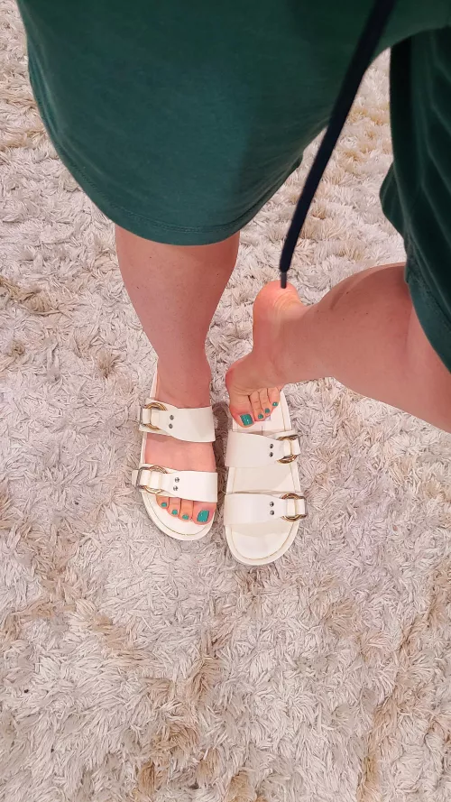 Go on. Get down there and worship sissy toes. 👸💅 Chop Chop.