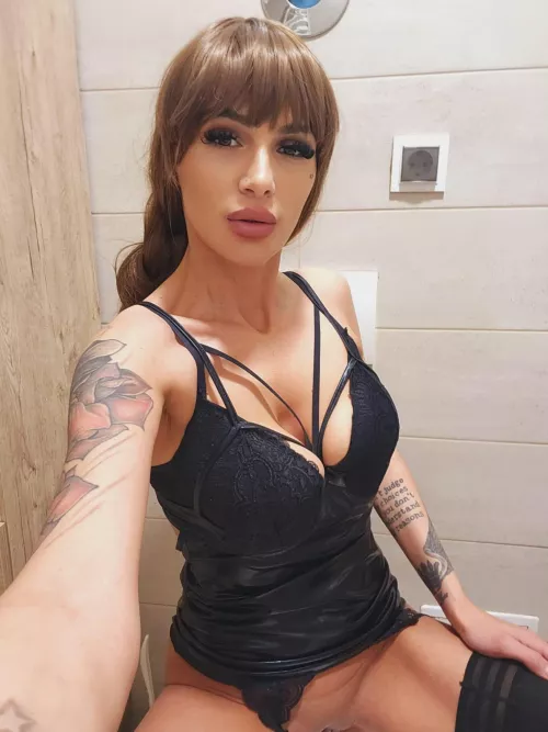 Hit the arrow up to get a nude🙈